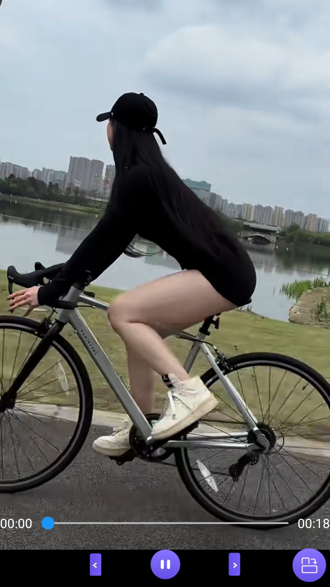 美女帆布鞋踩踏视频vk截图